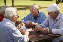 Sociálna poisťovňa bude pri príprave valorizácie, tak ako každý rok, vychádzať z informácie o medziročnom raste spotrebiteľských cien za domácnosti dôchodcov. FOTO: Archív HN