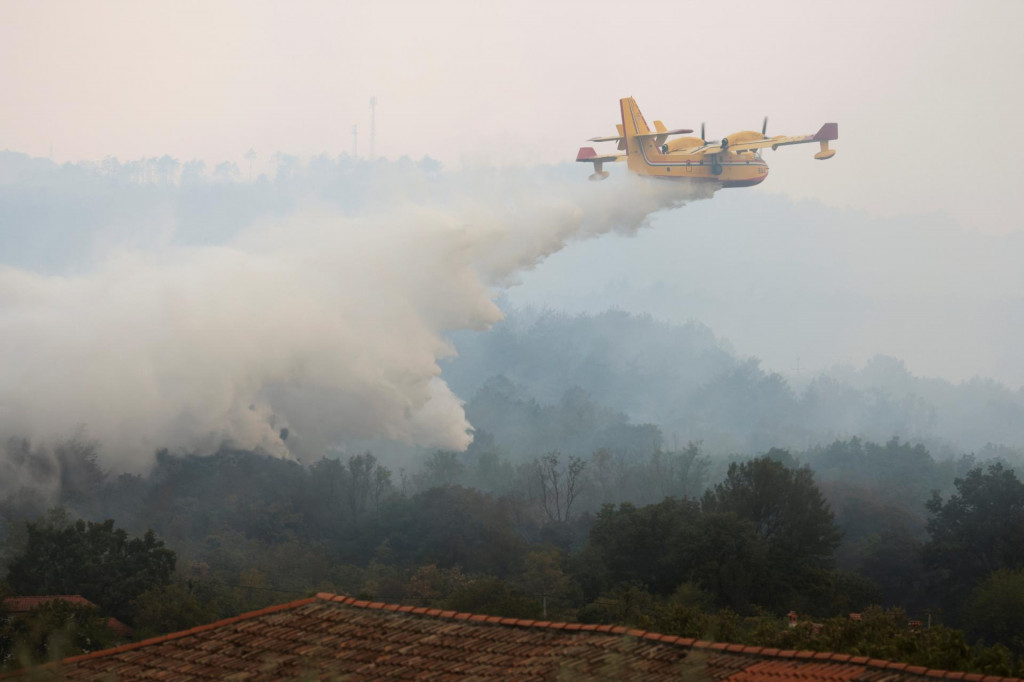 Lesný požiar neďaleko hraníc s Talianskom, v slovinskej Kostanjevici. FOTO: Reuters