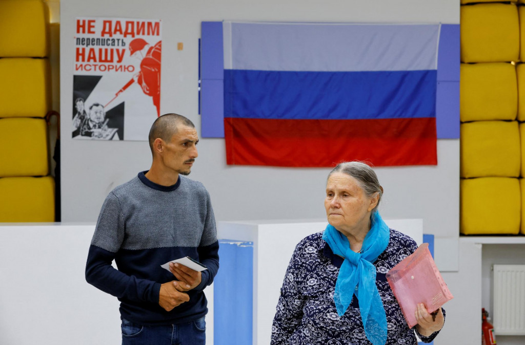 Local residents visit an interior ministry office to submit documents and acquire the Russian citizenship and passport during Ukraine-Russia conflict in the city of Kherson, Ukraine July 25, 2022. REUTERS/Alexander Ermochenko SN&Iacute;MKA: Alexander Ermochenko