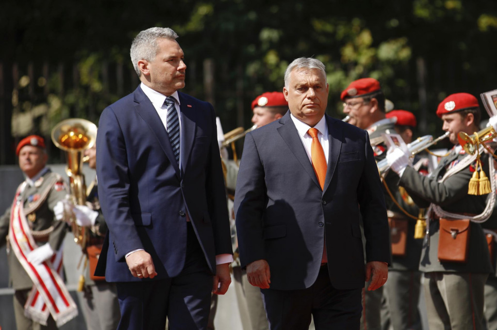 Rakúsky kancelár Karl Nehammer víta maďarského premiéra Viktora Orbána vo Viedni. FOTO: TASR/AP
