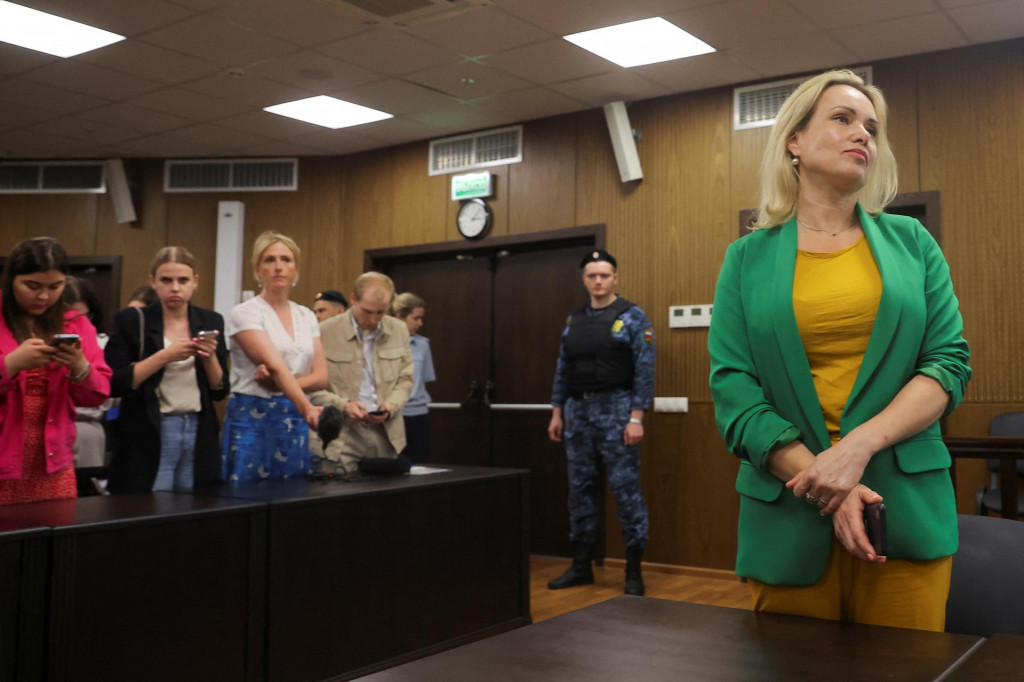 Bývalá zamestnankyňa ruskej štátnej televízie Marina Ovsyannikovová sa zúčastňuje súdneho pojednávania v Moskve. FOTO: Reuters
