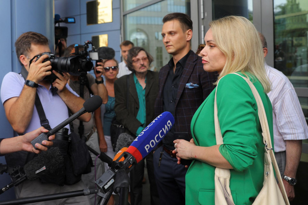 Bývalá zamestnankyňa ruskej štátnej televízie Marina Ovsyannikovová sa zúčastňuje súdneho pojednávania v Moskve. FOTO: Reuters