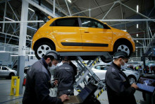 Zamestnanci pracujú v Re-Factory, továrni na jazdené vozidlá, vo Flins vo Francúzsku. FOTO: Reuters