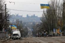 Pohľad ukazuje továreň na železiarne a oceliarne za ulicou, ktorá bola poškodená počas ukrajinsko-ruského konfliktu v južnom prístavnom meste Mariupol. FOTO: Reuters