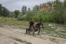 &lt;p&gt;Ilustračná fotografia. Príslušníci práporu Karpatský Sič trénujú počas cvičenia pre nováčikov na strelnici v Charkovskej oblasti na Ukrajine 30. júna 2022. FOTO: REUTERS&lt;/p&gt;