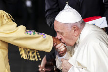Pápež František bozkáva ruku pôvodnej obyvateľke Kanady po prílete do Edmontonu. SNÍMKA: Nathan Denette