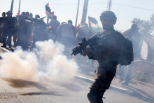&lt;p&gt;Izraelský vojak zaujal počas potláčania protestu proti izraelskej osídľovacej aktivite v Salfite, na Izraelom okupovanom Západnom brehu Jordánu, 27. júla 2022. FOTO: REUTERS&lt;/p&gt;
