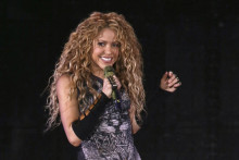 Speváčka Shakira vystupuje počas koncertu v New Yorku. FOTO: TASR/AP