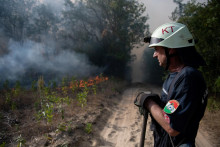 Ilustračná fotografia, kde požiarnik sleduje horiaci les neďaleko Kecskemetu v Maďarsku 14. júla 2022. FOTO: REUTERS