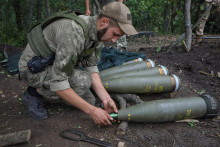 &lt;p&gt;Ukrajinský príslušník armády pripravuje strely pre húfnicu M777 na frontovej línii v Charkovskej oblasti, Ukrajina 28. júla 2022. FOTO: REUTERS&lt;/p&gt;