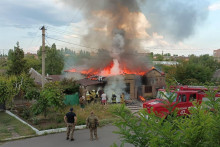 &lt;p&gt;Obytný dom horí po ruskom vojenskom údere v meste Bakhmut, Ukrajina 28. júla 2022. FOTO: REUTERS&lt;/p&gt;