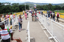 Ľudia prechádzajú cez medzinárodný most Simona Bolivara na hranici medzi Kolumbiou a Venezuelou. FOTO: Reuters