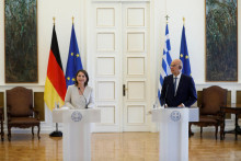 Grécky minister zahraničných vecí Nikos Dendias a jeho nemecká kolegyňa Annalena Baerbock sa zúčastňujú na tlačovej konferencii. FOTO: Reuters