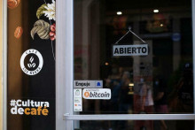 Pred kaviarňou, kde je kryptomena akceptovaná ako spôsob platby, je nápis „Tu sa prijímajú bitcoiny“ v San Salvadore. FOTO: Reuters