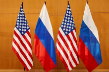 Ruské a americké vlajky zobrazené pred rozhovormi medzi námestníkom ruského ministra zahraničných vecí Sergejom Rjabkovom a námestníčkou ministra zahraničných vecí USA Wendy Shermanovou na misii Spojených štátov v Ženeve vo Švajčiarsku 10. januára 2022. FOTO: REUTERS SNÍMKA: Reuters