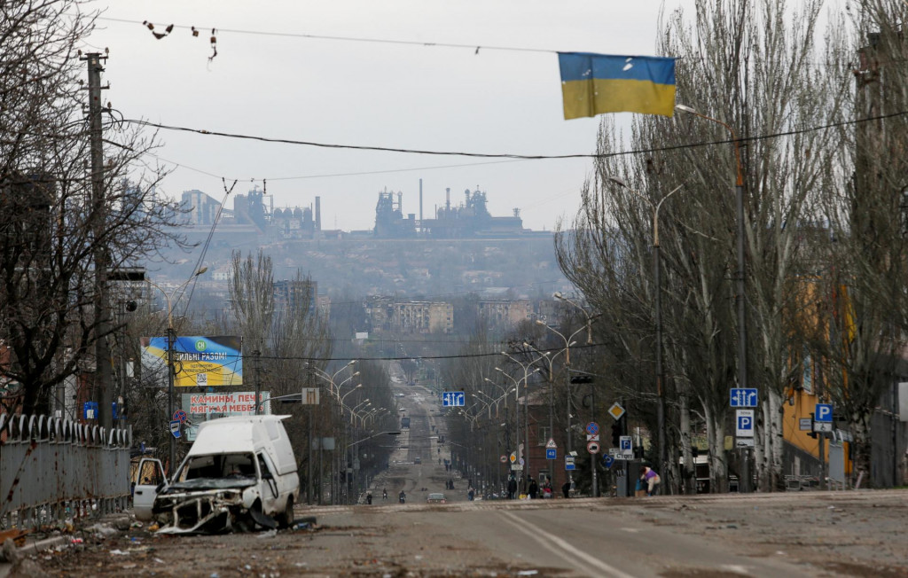 Pohľad ukazuje továreň na železiarne a oceliarne za ulicou, ktorá bola poškodená počas ukrajinsko-ruského konfliktu v južnom prístavnom meste Mariupol. FOTO: Reuters