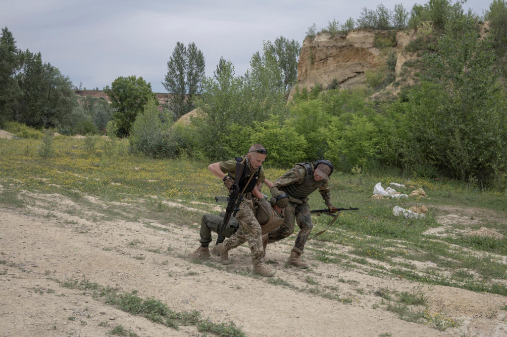 Ilustračn&aacute; fotografia. Pr&iacute;slu&scaron;n&iacute;ci pr&aacute;poru Karpatsk&yacute; Sič tr&eacute;nuj&uacute; počas cvičenia pre nov&aacute;čikov na strelnici v Charkovskej oblasti na Ukrajine 30. j&uacute;na 2022. FOTO: REUTERS