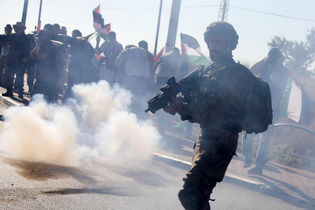 Izraelský vojak zaujal počas potláčania protestu proti izraelskej osídľovacej aktivite v Salfite, na Izraelom okupovanom Západnom brehu Jordánu, 27. júla 2022. FOTO: REUTERS