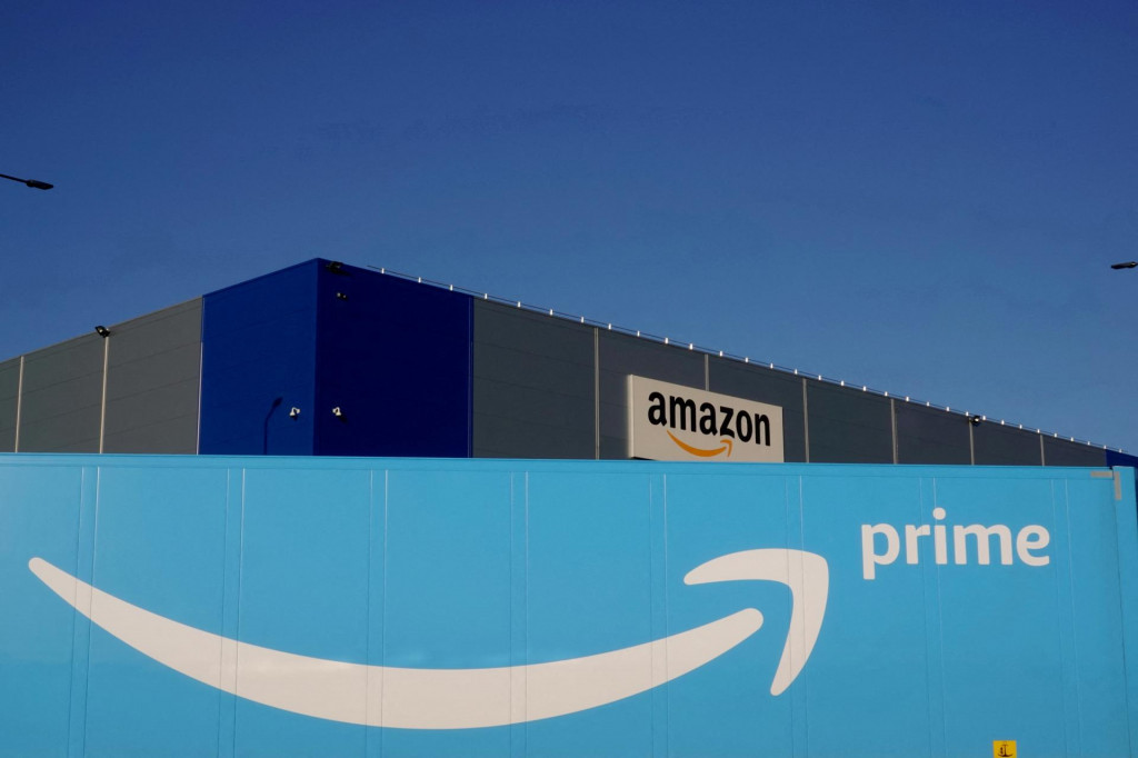 Logo Amazon Prime Delivery je vidieť na prívese nákladného vozidla pred logistickým centrom spoločnosti v Lauwin-Planque, severné Francúzsko. FOTO: Reuters