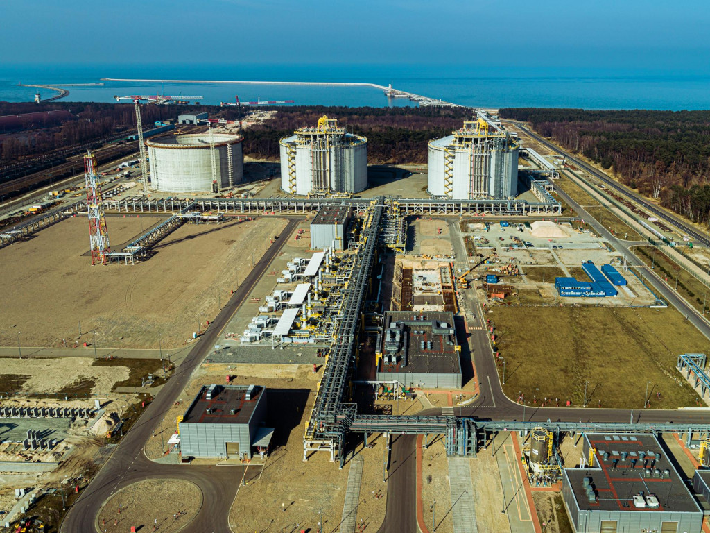 Pohľad na tri LNG nádrže v poľskom meste Świnoujście. Každá má objem 165-tisíc kubických metrov. FOTO: Gaz-System