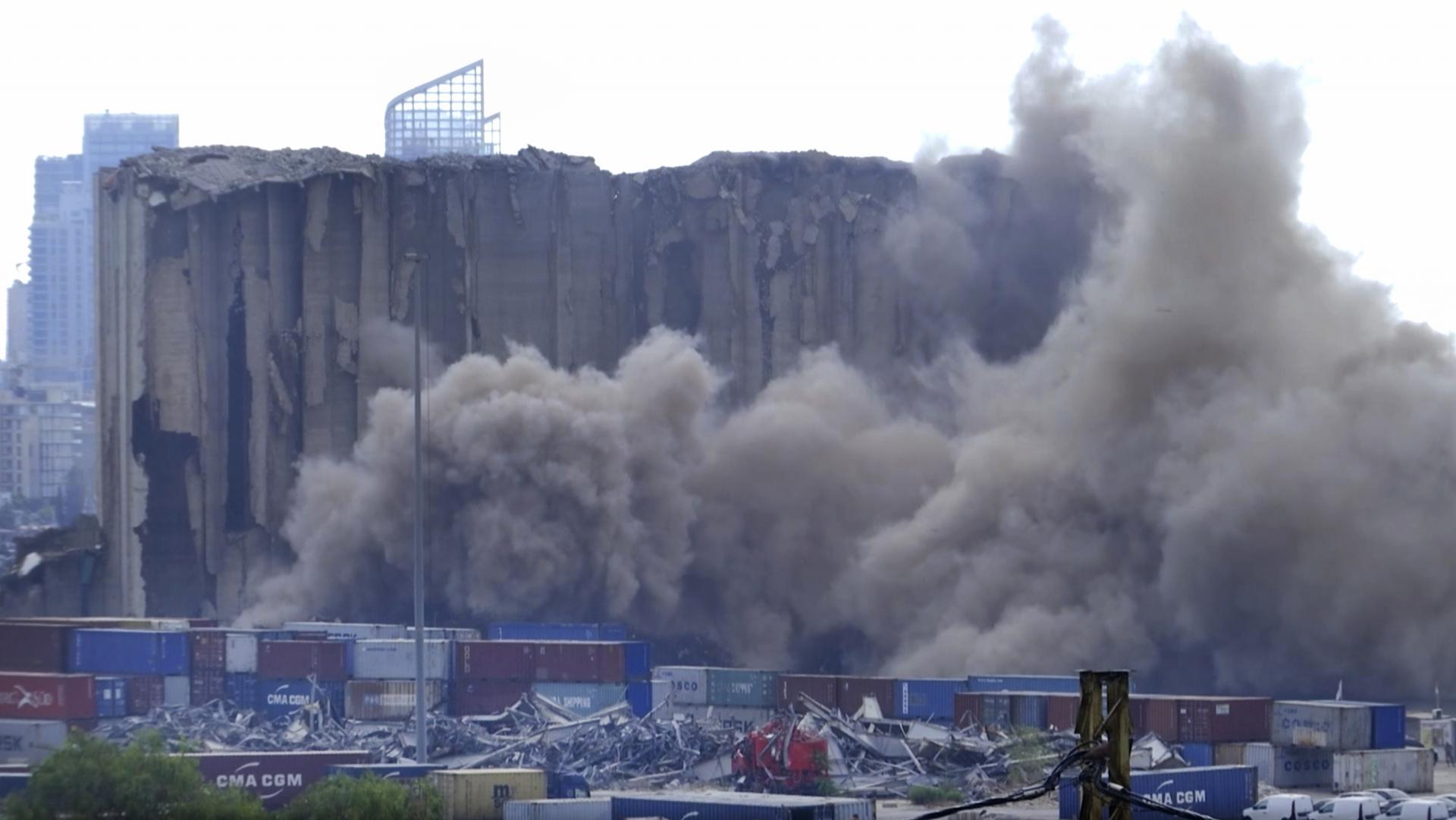 Časť sila v bejrútskom prístave, ktorú poškodil výbuch v roku 2020, sa zrútila