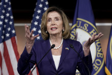 Šéfka americkej Snemovne reprezentantov Nancy Pelosiová gestikuluje počas tlačovej konferencie v Kapitole vo Washingtone. FOTO: TASR/AP