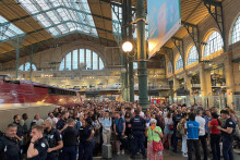 &lt;p&gt;Cestujúci uviaznutí uprostred cestovného chaosu na železničnej stanici Gare du Nord v Paríži. FOTO: Reuters &lt;/p&gt;