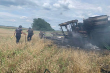 &lt;p&gt;Sapéri Štátnej pohotovostnej služby Ukrajiny pracujú v blízkosti horiaceho žatevného kombajnu, ktorý vybuchol na protitankovú mínu v pšeničnom poli. FOTO: Reuters &lt;/p&gt;
