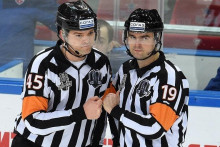 Rozhodcovia Roman Gofman a  Maxim Sidorenko. FOTO: KHL