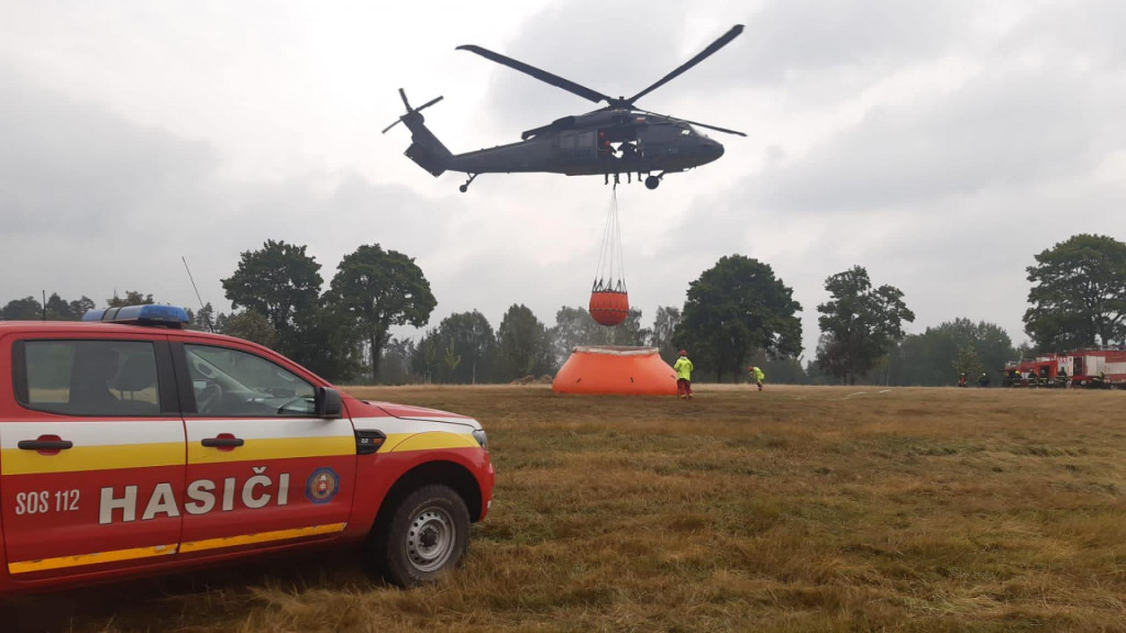 Dva slovenské vrtuľníky nasadené na hasenie požiaru v českom národnom parku České Švajčiarsko. FOTO: TASR/Prezídium HaZZ