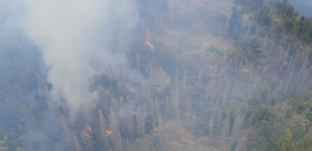 Dva slovenské vrtuľníky nasadené na hasenie požiaru v českom národnom parku v piatok vykonali 137 zhodov na požiarisko. FOTO: TASR/Prezídium HaZZ