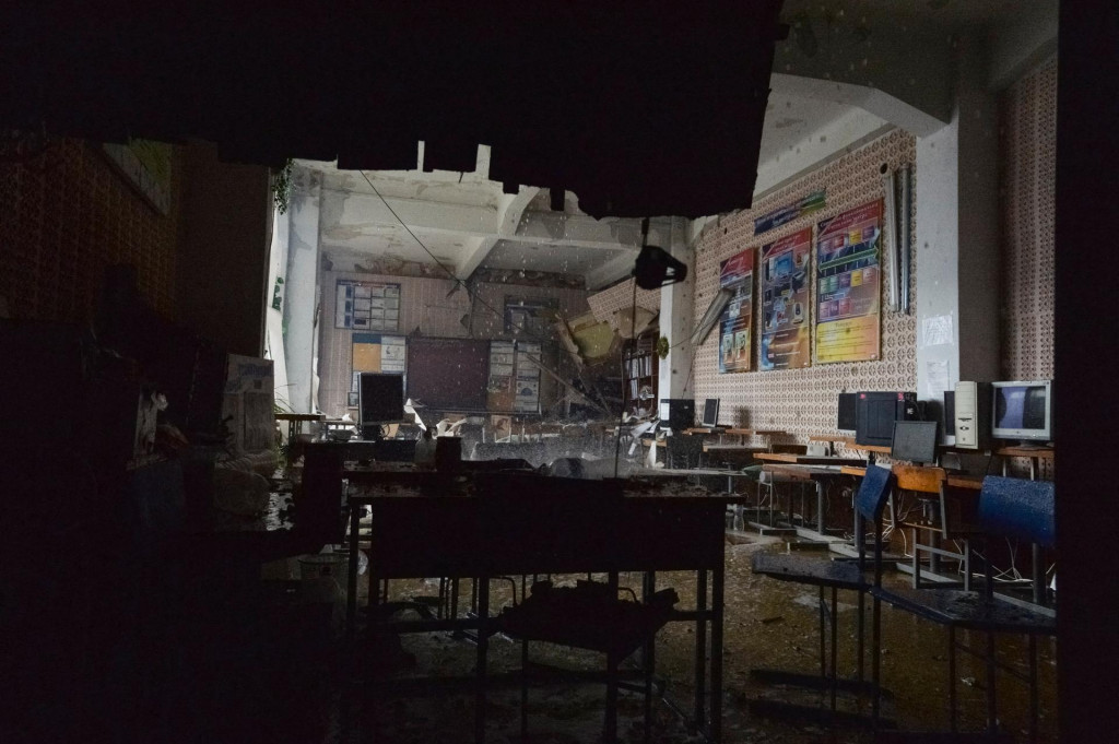 Pohľad do interiéru ukazuje učebňu odbornej vysokej školy ťažko poškodenú ruským raketovým útokom v Charkove. FOTO: Reuters