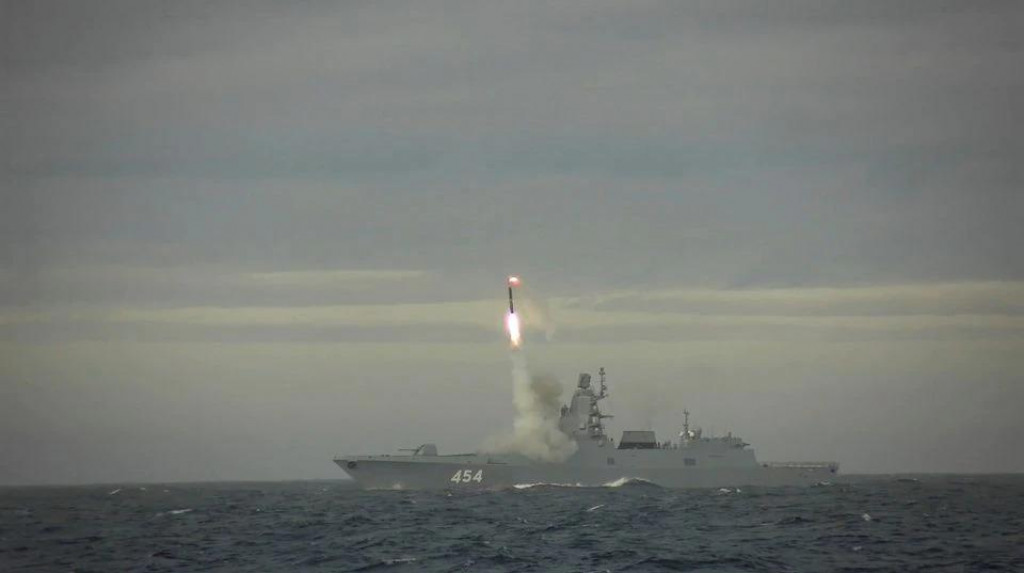 Hypersonická riadená strela Zircon je vypálená z riadenej raketovej fregaty Admirál Gorškov počas testu v Barentsovom mori. FOTO: Reuters