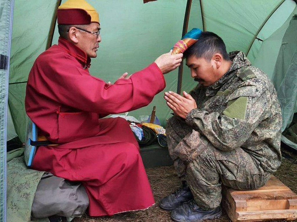 Buriat slúžiaci na Ukrajine v ruskej armáde sa modlí s budhistickým kňazom. Mnoho Buriatov vyznáva tibetský budhizmus. FOTO: Twitter