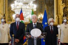 Taliansky prezident Sergio Mattarella (uprostred) oznamuje, že podpísal dekrét o rozpustení parlamentu v Ríme. FOTO: TASR/AP