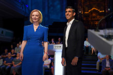 &lt;p&gt;Dvaja najúspešnejší kandidáti na lídra britskej Konzervatívnej strany sa usmievajú pred začiatkom prvej televíznej debaty vysielanej na stanici BBC. FOTO: TASR/AP&lt;br&gt;
&lt;br&gt;
 &lt;/p&gt;