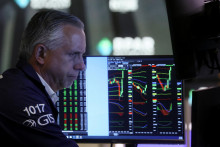 Obchodník pracuje na burze cenných papierov v New Yorku po oznámení sadzby Fedu. FOTO: Reuters