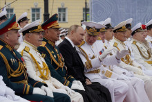 Prezident Vladimir Putin sa v nedeľu spolu s najvyššími predstaviteľmi ruskej armády zúčastnil na oslavách Dňa námorníctva v Petrohrade. FOTO: Reuters