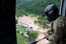 Letecká posádka Národnej gardy Kentucky letí nad zaplavenou oblasťou v reakcii na vyhlásený výnimočný stav vo východnom Kentucky. FOTO: Reuters