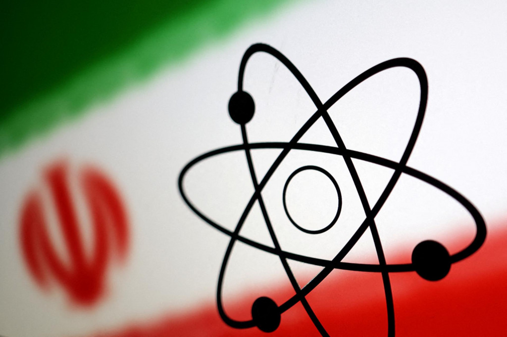 Symbol atómu a iránska vlajka. FOTO: Reuters