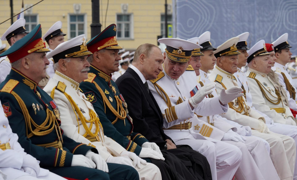 Prezident Vladimir Putin sa v nedeľu spolu s najvyššími predstaviteľmi ruskej armády zúčastnil na oslavách Dňa námorníctva v Petrohrade. FOTO: Reuters