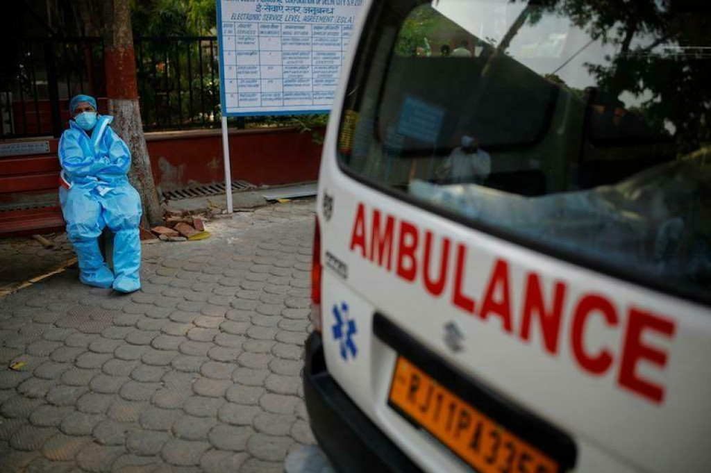 Zdravotník odpočíva vedľa sanitky. FOTO: Reuters