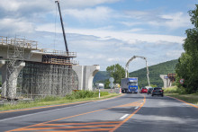Výstavba úseku rýchlostnej cesty R2 Kriváň - Mýtna. FOTO: TASR/Michal Svítok