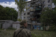 Päťposchodová obytnú budova, ktorú poškodil raketový útok v meste Kramatorsk v Doneckej oblasti. FOTO: TASR/AP