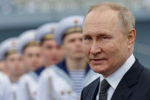 &lt;p&gt;Prezident Vladimir Putin sľúbil v posledný júlový deň počas osláv Dňa námorníctva v Petrohrade ruskej flotile nové supermoderné hypersonické rakety Cirkon. Tie by mali obrátiť vývoj na frontovej línii v prospech Moskvy. FOTO: Reuters&lt;/p&gt;