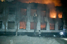 Záchranári hasia požiar, ktorý vznikol po ostreľovaní, v mykolajivskej ambulancii. FOTO: Reuters