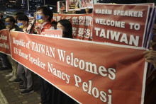Taiwanci s transparentom vítajúcim predsedníčku Snemovne reprezentantov USA Nancy Pelosiovú pred hotelom, v ktorom bude údajne v Tchaj-peji na Taiwane ubytovaná. FOTO TASR/AP
