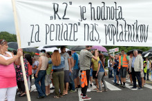Protest a blokovanie dopravy pod horským priechodom Soroška za výstavbu cesty R2 v roku 2017, na ktorom bol prítomný aj vtedajší minister dopravy a výstavby Árpád Érsek. FOTO: TASR/F. Iván