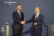&lt;p&gt;Nemecký kancelár Olaf Scholz a slovenský premiér Eduard Heger. FOTO: TASR/Pavel Neubauer&lt;/p&gt;