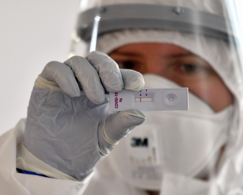 Zdravotníčka ukazuje negatívny antigénový test. FOTO: TASR/Roman Hanc